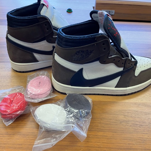 Travis Scott  x air jordan 1 retro high OG Mocha Size 8 men main image 11